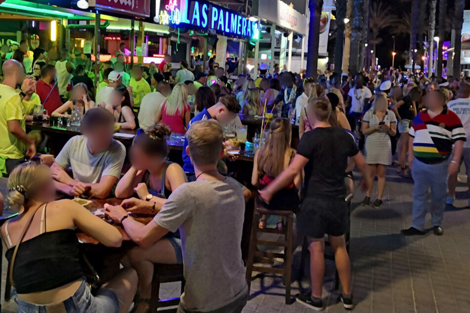Mitte Juli 2020: Dichtes Gedränge herrscht an der "Bierstraße". Hunderte Urlauber aus Deutschland sollen am Ballermann auf Mallorca Party gemacht haben, ohne sich um die derzeit in Spanien geltenden Corona-Regeln zu scheren.