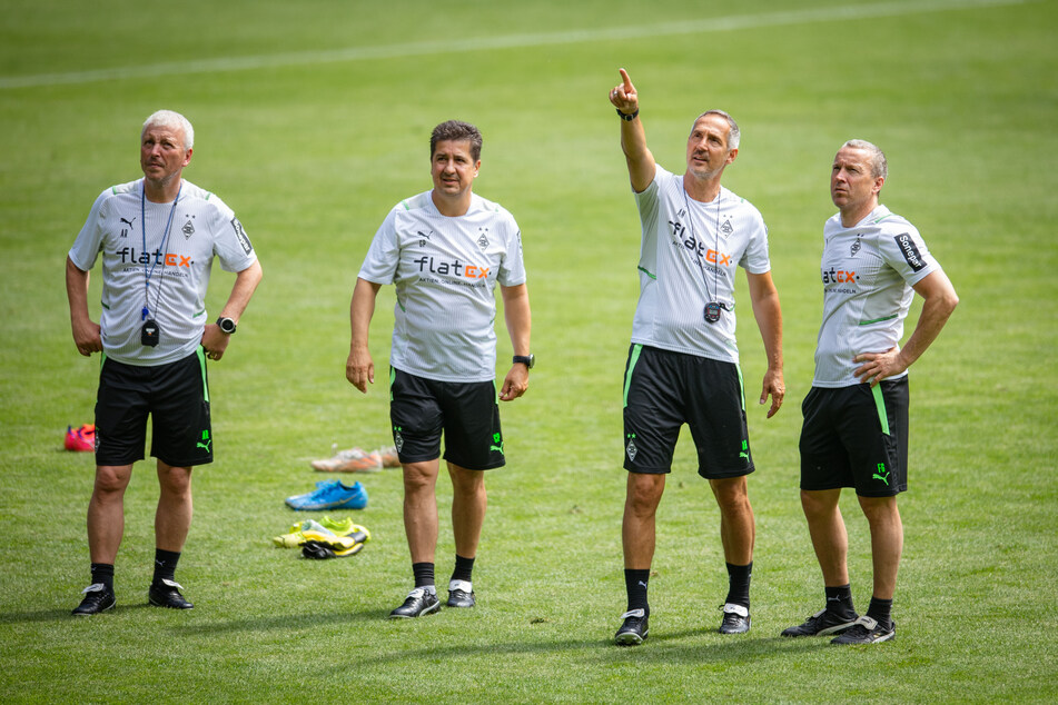 Chefcoach Adi Hütter (51, 2.v.r.) zeigt es an: Der Österreicher möchte Gladbach in der Tabelle wieder nach oben führen.