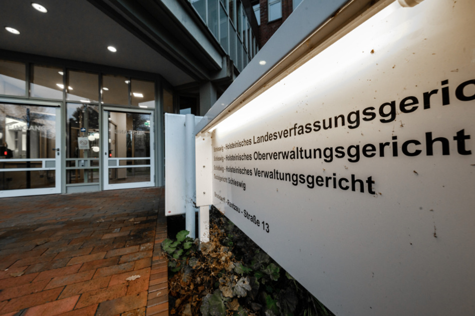 Das Oberverwaltungsgericht Schleswig hat sich mit der Maskenpflicht an Schulen befasst. (Archivbild)
