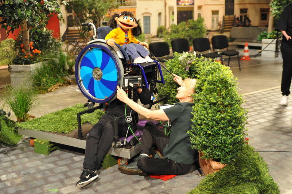 Beim Spielen von Elin ist Teamwork angesagt. Wenn Elin sich durch die Sesamstraße bewegt, muss zusätzlich einer schieben und einer die Räder des Rollstuhls bewegen.