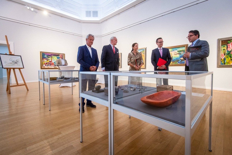 Stephan Scholz (Vorstandsvorsitzender Die Freunde der Kunstsammmlungen Chemnitz e. V. ), Friedrich-Wilhelm von Rauch (Geschäftsführer und Stiftungsdirektor Ostdeutsche Sparkassenstiftung), Antje Neumann-Golle (Kuratorin Textil- und Kunstgewerbesammlung), Michael Kreuzkamp (Vorsitzender des Vorstandes der Sparkasse Chemnitz) und Frédéric Bußmann (Generaldirektor der Kunstsammlungen Chemnitz) am Mittwoch in den Kunstsammlungen.