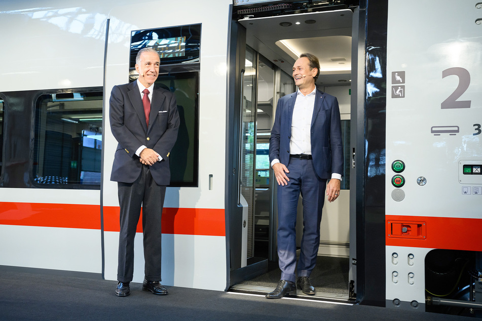 DB-Vorstand-Personenfernverkehr Michael Peterson (r.) und Talgo-Chef Gonzalo Urquijo Fernandez de Araoz vor einem ersten Wagenteil des neuen ICE L in Berlin.