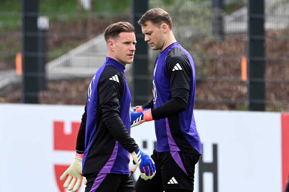 Marc-André ter Stegen (32, l.) hat sich eine schwere Verletzung zugezogen. Öffnet das die Tür für ein Comeback von Manuel Neuer (38, r.)?