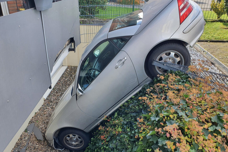 Parkmanöver geht völlig schief: Frau versenkt Mercedes!