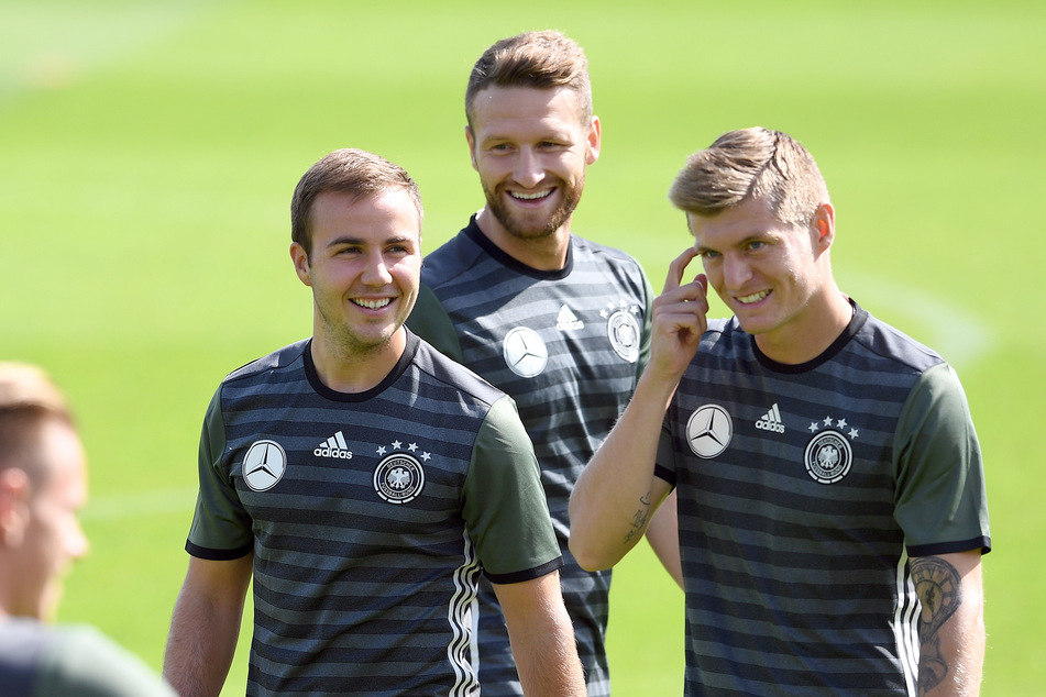 Mario Götze (29, l.) zählt wie der inzwischen zurückgetretene Toni Kroos (31, r.) und der aktuell bei UD Levante aktive Shkodran Mustafi (29, M) schon länger nicht mehr zum Aufgebot des DFB. Ändert sich das möglicherweise noch einmal?