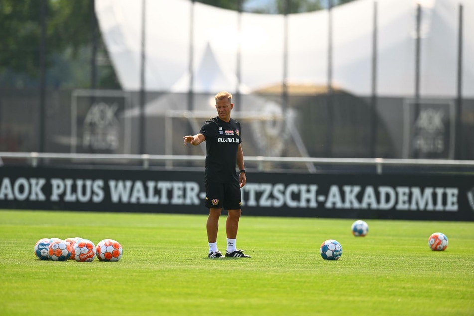Der neue Dynamo-Trainer Markus Anfang (48) sagt ab sofort, wo es langgeht an. (Hoffentlich zeigt er da gerade in Richtung Wiederaufstieg.)