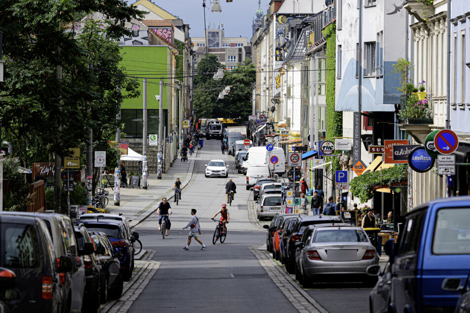 Das Bild zeigt ein Abschnitt der Alaunstraße. In der Dresdner Neustadt wurde ein 26-Jähriger von drei Männern beraubt. (Symbolbild)