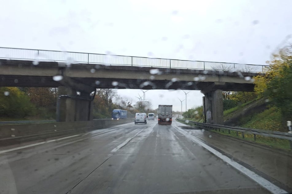 Diese Brücke über die A14 bei Grimma wird abgerissen. Die Autobahn ist während der Arbeiten voll gesperrt.