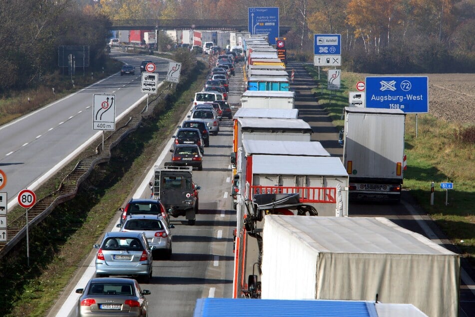 After an accident on the A8 in the Augsburg district, a long traffic jam formed in the direction of Stuttgart. (Symbolic image)