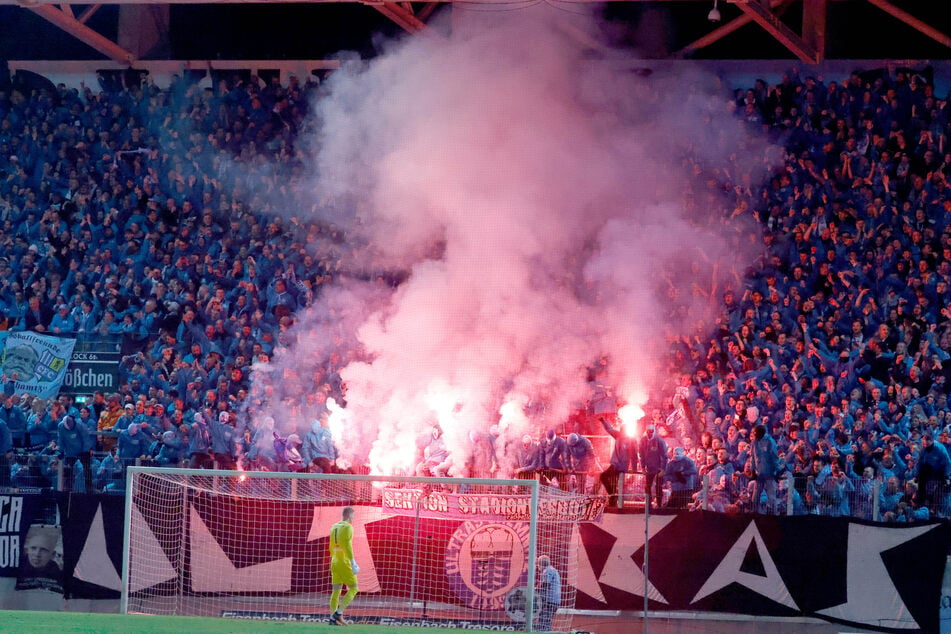 Die CFC-Fans zündeten während des Landespokalspiels mehrfach Pyrotechnik. Dafür kassierte der Verein nun eine Strafe.