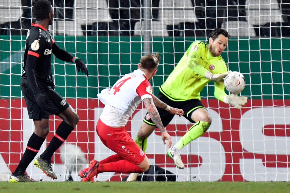 Seine wohl beste Leistung für Rot-Weiß Essen zeigte Daniel Davari (34, r.) beim 2:1-Sensationserfolg im DFB-Pokal-Achtelfinale gegen Bayer 04 Leverkusen im Februar 2021.