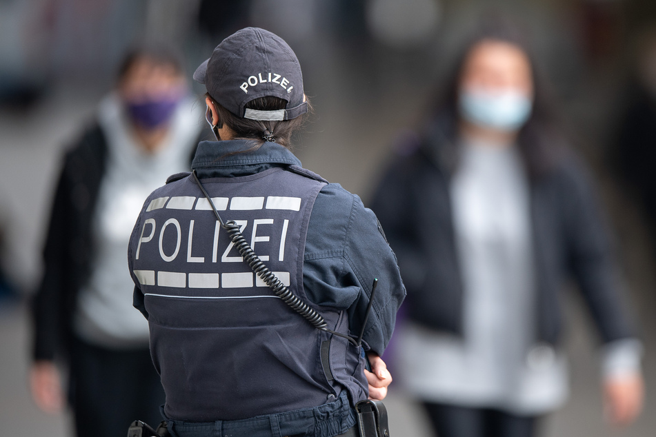 Eine Polizistin überprüft die Maskenpflicht.