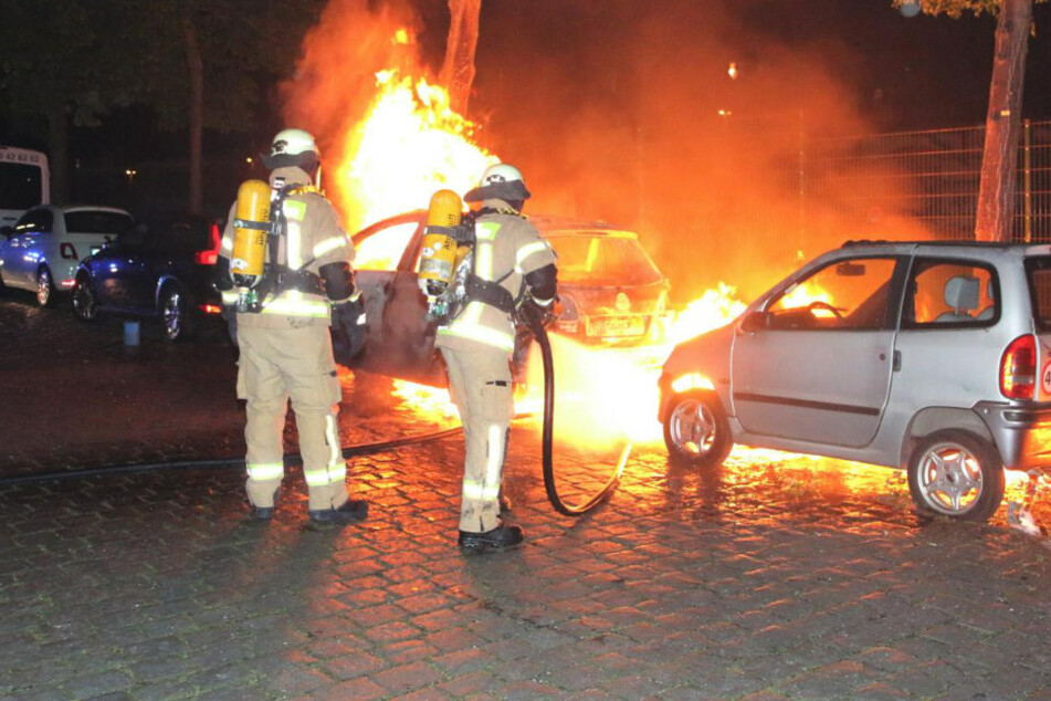 Feuerwehrleute beim Brand in Neukölln.