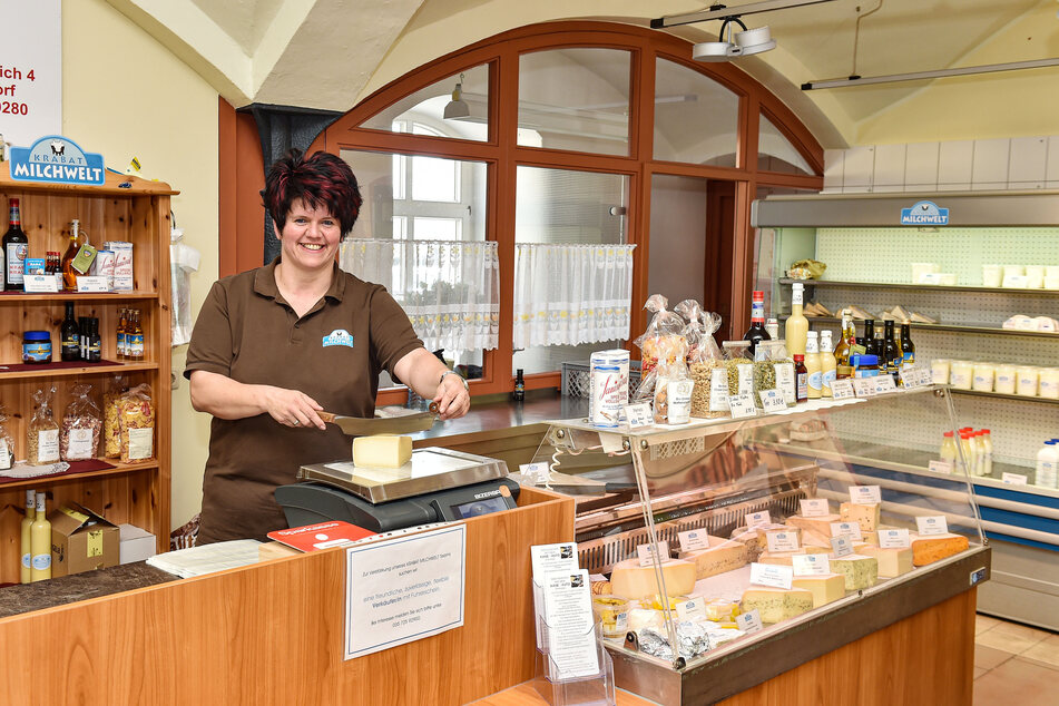 Lecker Käse aus der Lausitz: Hofladen-Verkäuferin Michaela Hantschke (47, Verk.) zeigt Karotten- Einjahres- und Kräuterkäse. Die Sorten gibt es bald wieder auf Wochenmärkten.