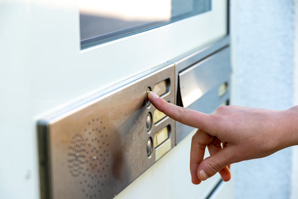 Die 31-Jährige öffnete ihre Wohnungstür, nachdem es bei ihr geklingelt hatte - und wurde von einem mutmaßlichen Räuber überrascht. (Symbolbild)