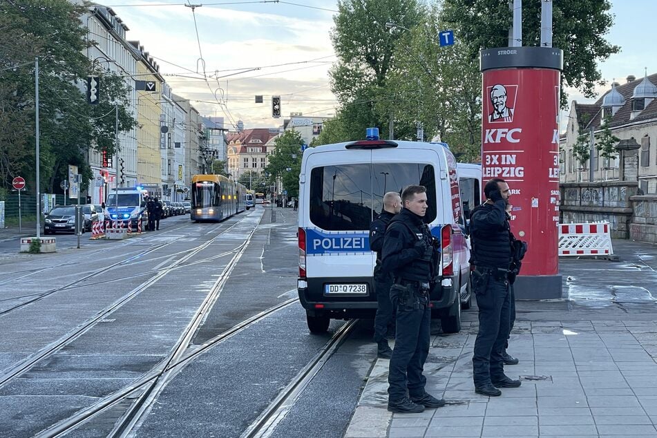Polizisten sichern den Bereich weitläufig ab.