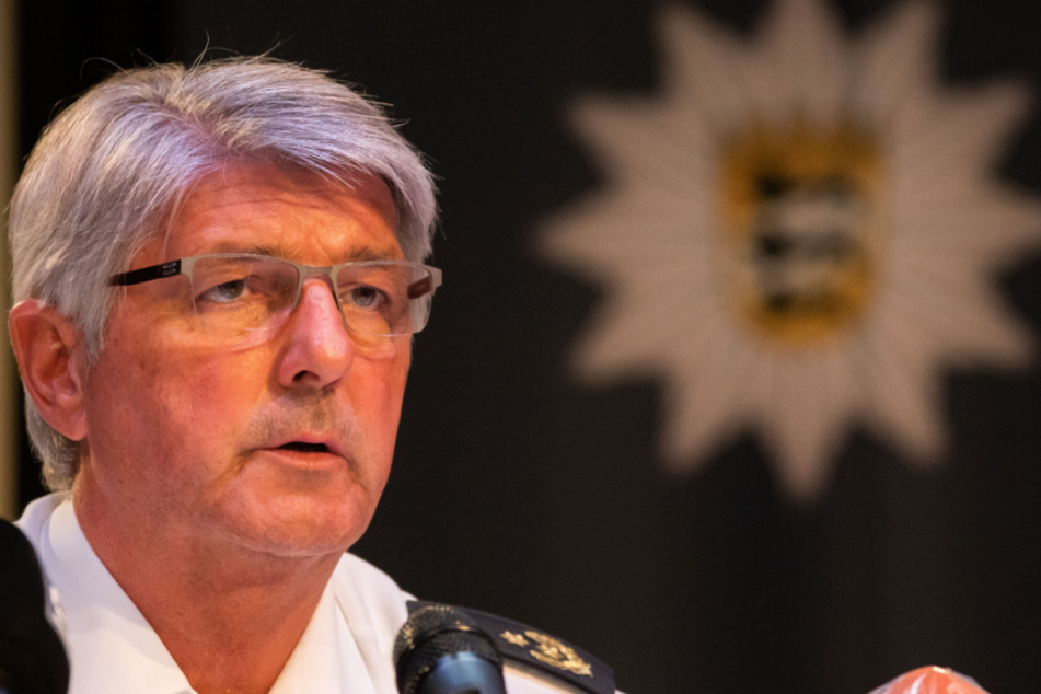 Reinhard Renter, Polizeipräsident von Offenburg, spricht auf der Pressekonferenz über den Stand der Ermittlungen.