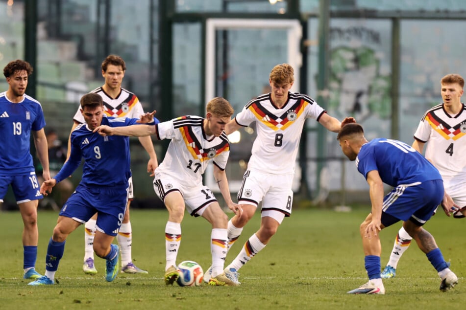 Durch den 2:0-Erfolg in Griechenland am Dienstagabend eroberten die DFB-Junioren den Spitzenplatz in der EM-Qualifikationsgruppe F.