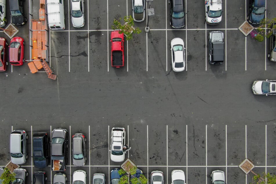 Wie ampido berichtet, könnten rund 70 Prozent der parkenden Autos in Deutschland von der Straße in private Tiefgaragen oder Hinterhöfe verlegt werden. (Symbolbild)