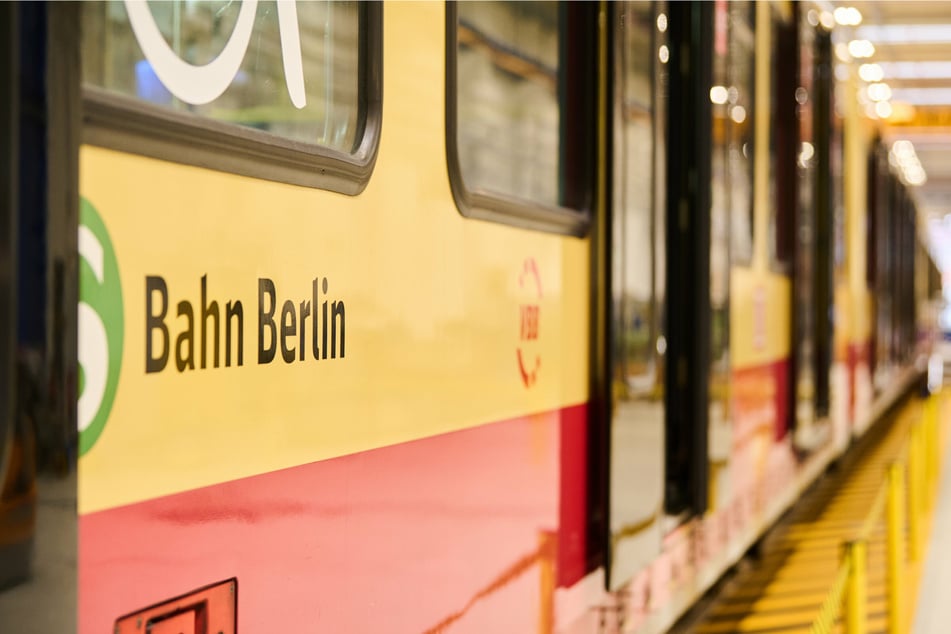 Er wollte Rentner aus fahrender S-Bahn stoßen: Angeklagter gibt Schläge zu