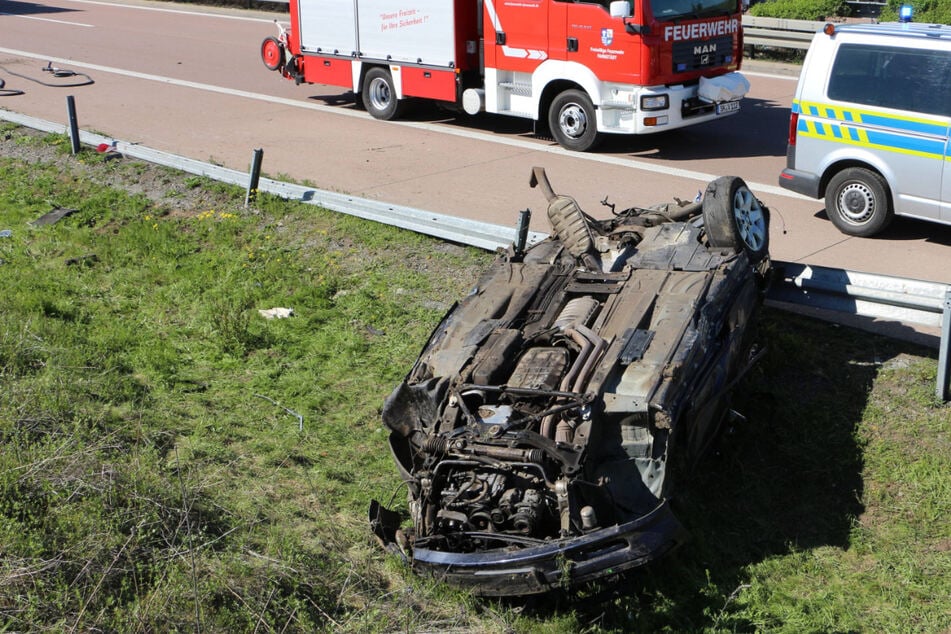 Unfall A38: BMW kommt von Spur ab und überschlägt sich: Ein Toter bei Unfall auf der A38
