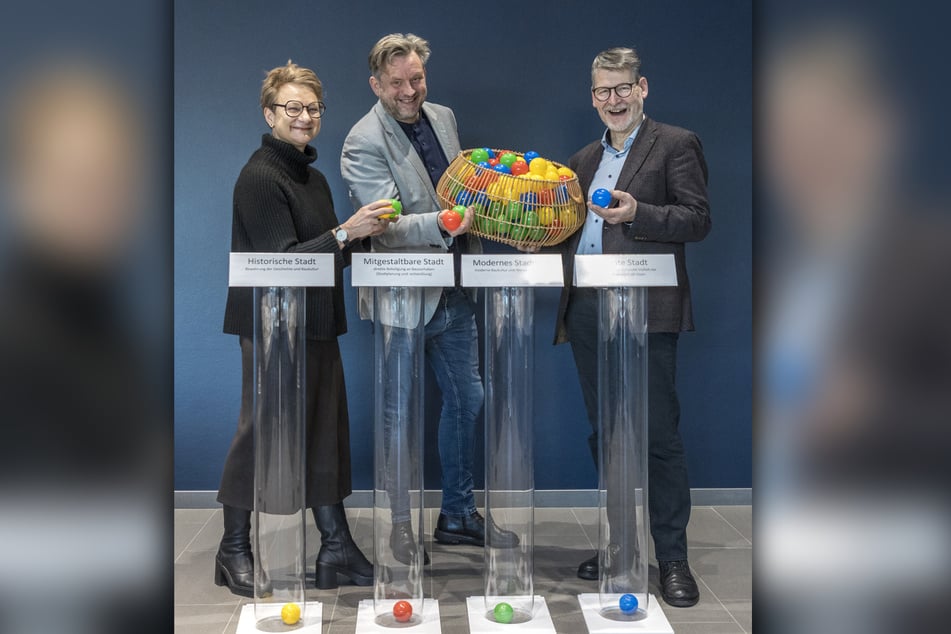 Stadtplanerin Anja Heckmann (55, v.l.), Projektleiter Hans Martin Pfohl (57) und Amtsleiter Matthias Lerm (60) machen es vor: Mit einer Live-Abstimmung können Interessierte im Forum entscheiden, welche Ziele ihnen besonders wichtig sind.