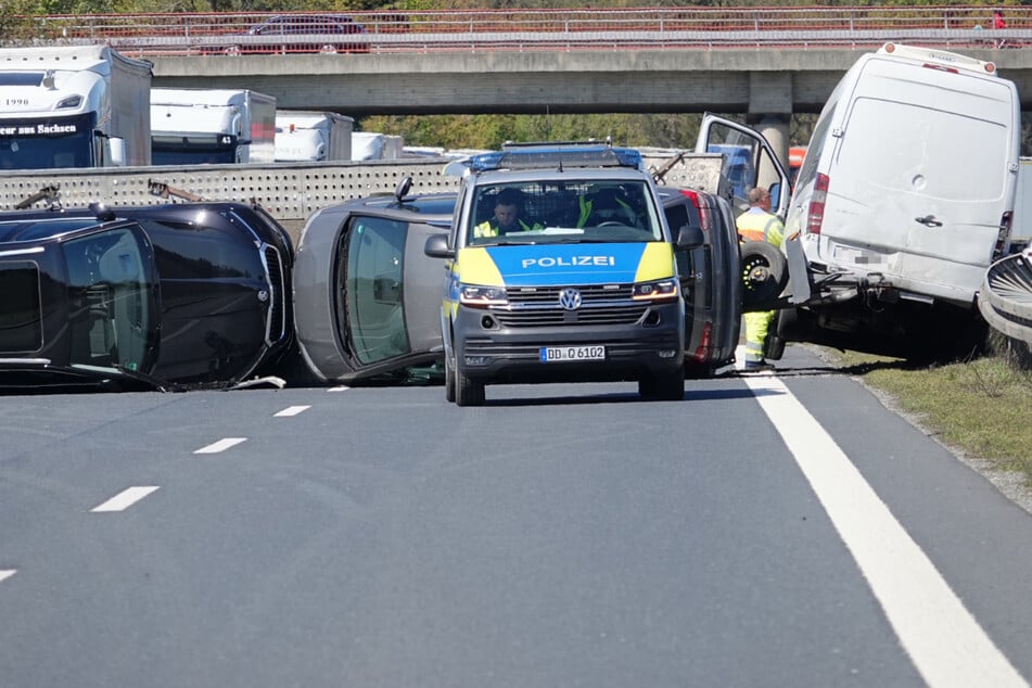 Unfall A13: Trümmerfeld auf A13 nahe Dresden sorgt für stundenlange Vollsperrung