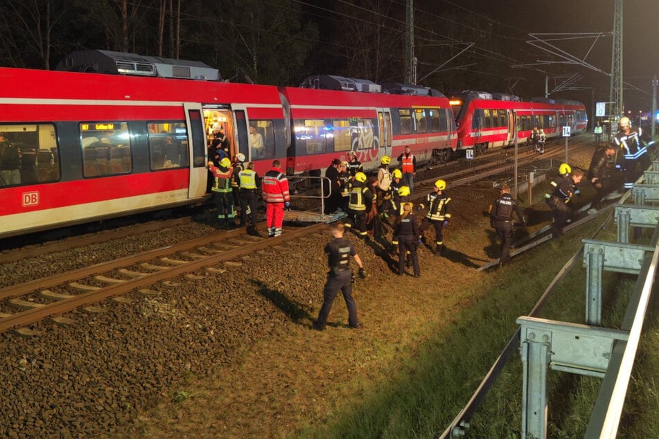 Nach Angaben des Polizeisprechers saßen knapp 60 Fahrgäste in dem Zug, von denen eine Frau leicht verletzt wurde.
