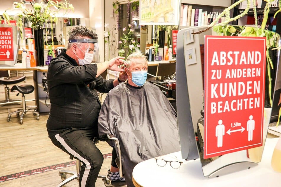 Friseure dürfen weiter arbeiten.