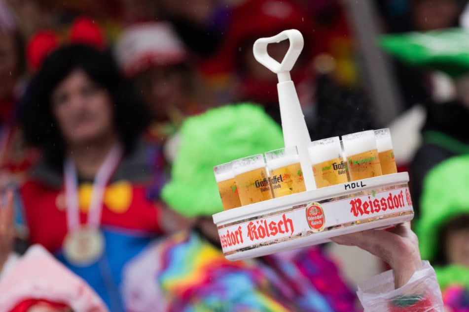 In der Domstadt gehen an diesem Donnerstag wieder mehrere Tausend Liter Kölsch über die Ladentheke.