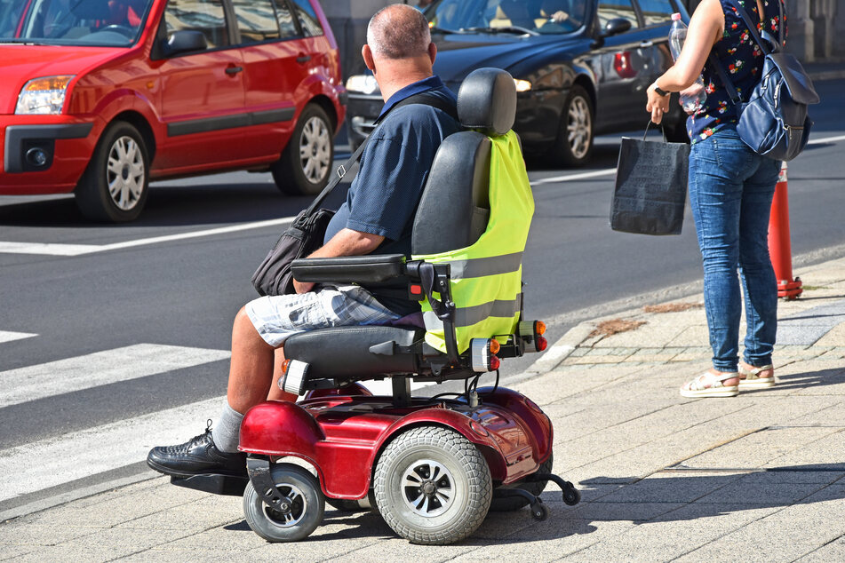 Beamte in Rösrath erlebten am Montag einen kuriosen Einsatz: Der Fahrer eines elektrischen Rollstuhls (45) war in eine Polizeikontrolle geraten, weil er im Straßenverkehr Alkohol trank. (Symbolbild)