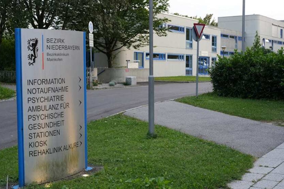 Der Straftäter sitzt in der forensischen Psychiatrie des Bezirkskrankenhauses Mainkofen in Deggendorf.