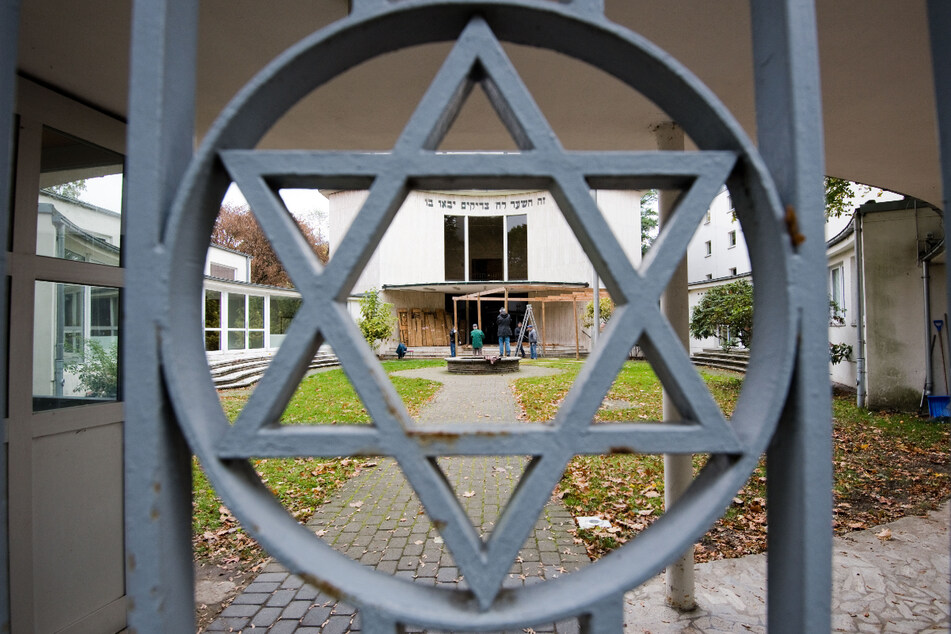 Die Polizei hat jüdische Einrichtungen wie hier die Synagoge in Hannover verstärkt im Blick. (Archivbild)