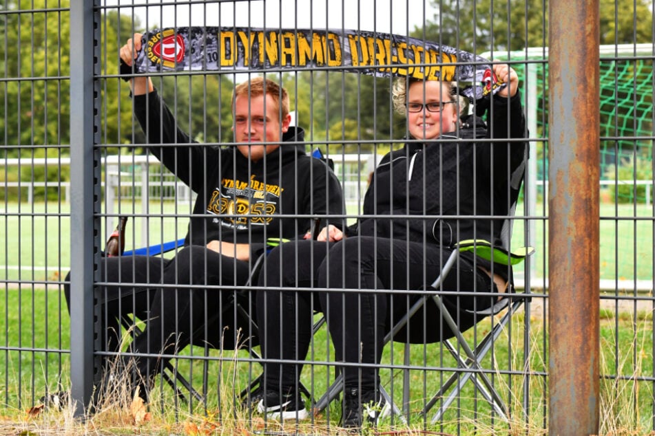 Der Spielort Delbrück war bis zum Anpfiff geheim. Franziska und Max erfuhren es trotzdem, setzten sich ins Auto und sahen die Dynamo-Partie gegen Norwich hinterm Zaun.