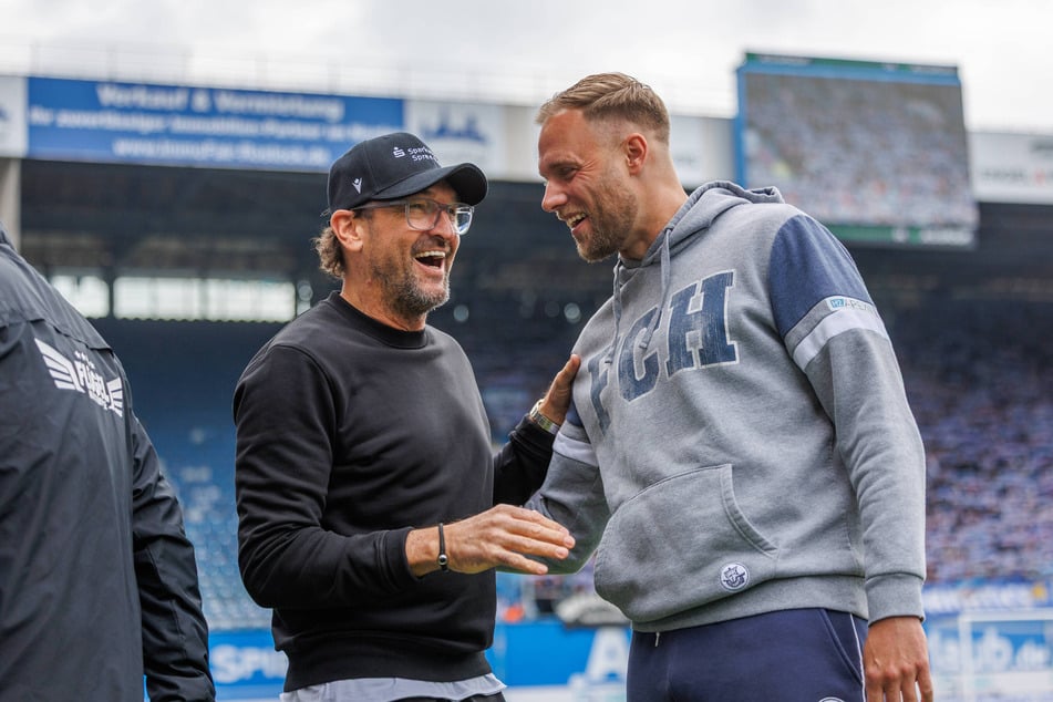Cottbus-Coach Pele Wollitz im(59) scherzt mit Hansas Daniel Brinkmann (39) vor dem Spiel. Nach Schlusspfiff hatte der Energie-Trainer besser Lachen.