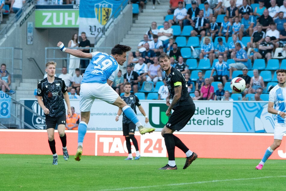 Jonas Marx versenkt am 2. Spieltag gegen den BFC Preussen das runde Leder mit diesem wuchtigen Kopfball im Tor.