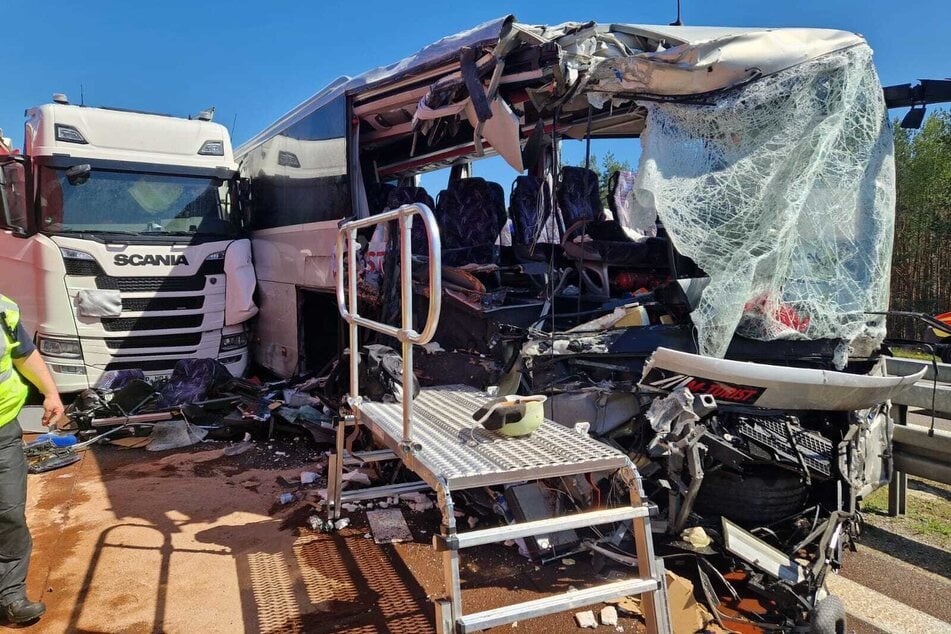 Der Reisebus wurde bei dem schweren Unfall komplett zerstört.