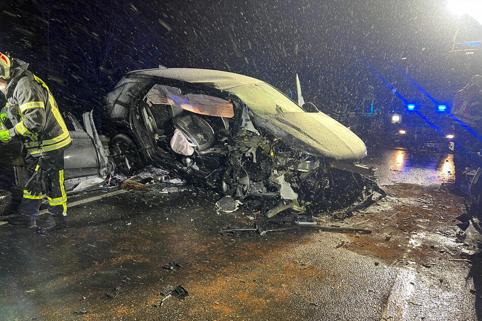 Die Beifahrerin des am Unfall beteiligten Opel wurde in dem Wagen eingeklemmt.