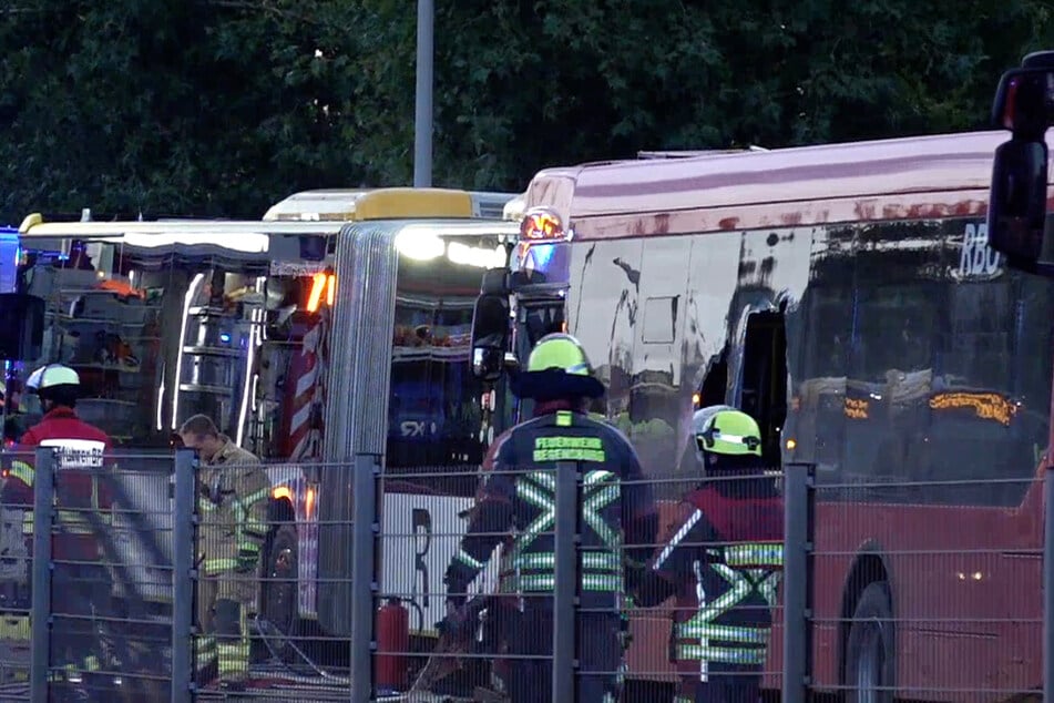 Zwei Linienbusse sind auf der Nibelungenbrücke ineinander gekracht.