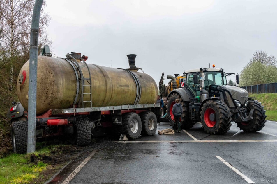 Das Güllefass musste abgepumpt werden, bevor es aus dem Straßengraben geborgen werden konnte.