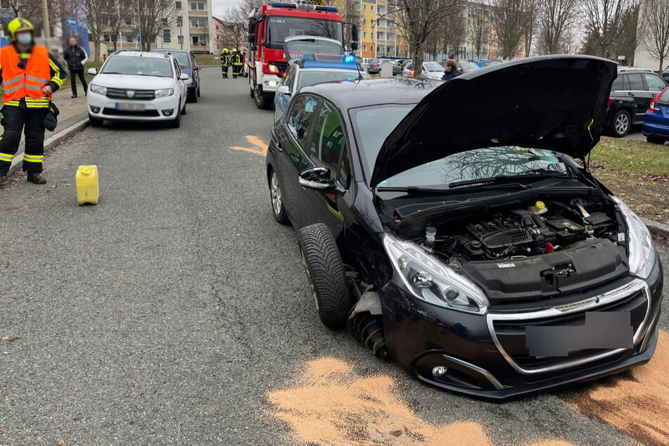 Rad rausgerissen: Peugeot kracht in geparkten Dacia