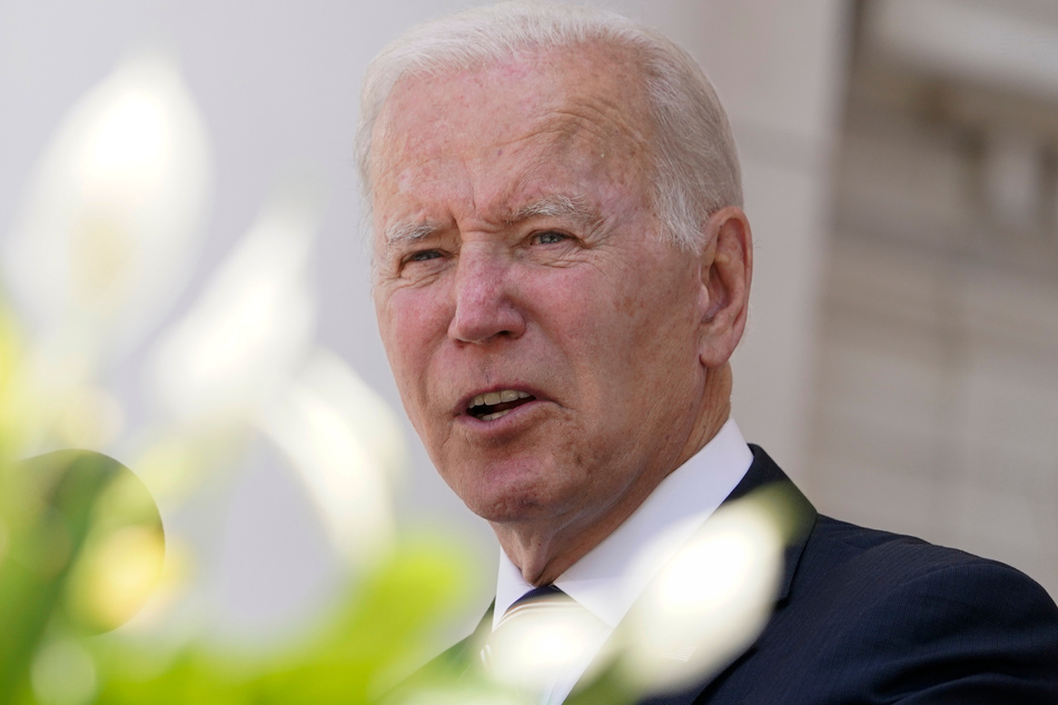 Biden spricht im Memorial Amphitheater nach der Kranzniederlegung am Grab des unbekannten Soldaten auf dem Arlington National Cemetery am Memorial Day.