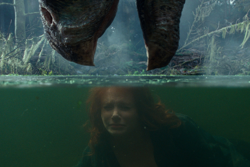 Jetzt bloß nicht auftauchen: Claire Dearing (Bryce Dallas Howard, 41) wird von einem Therizinosaurus gejagt und muss hoffen, dass er das Interesse verliert, während sie unter Wasser die Luft anhält.