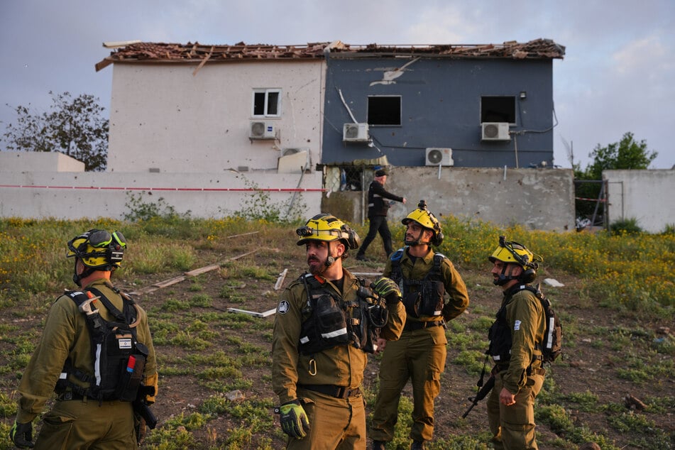 Israelische Sicherheitskräfte arbeiten am Ort eines iranischen Raketenangriffs in Beerscheba, Südisrael.