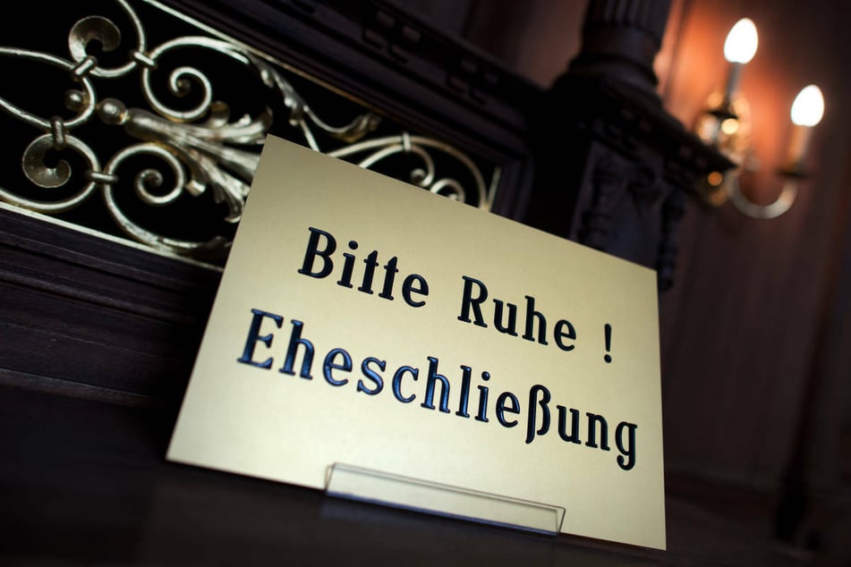 Ein Schild mit der Aufschrift "Bitte Ruhe! Eheschließung" steht in einem Standesamt. Trotz der Corona-Krise sind die Berliner Standesämter gut gebucht.