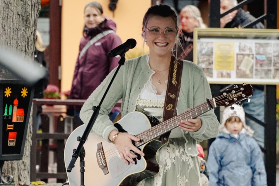 Musikerin Emily Zeise sorgte für gute Stimmung beim Sternenmarkt-Auftakt.