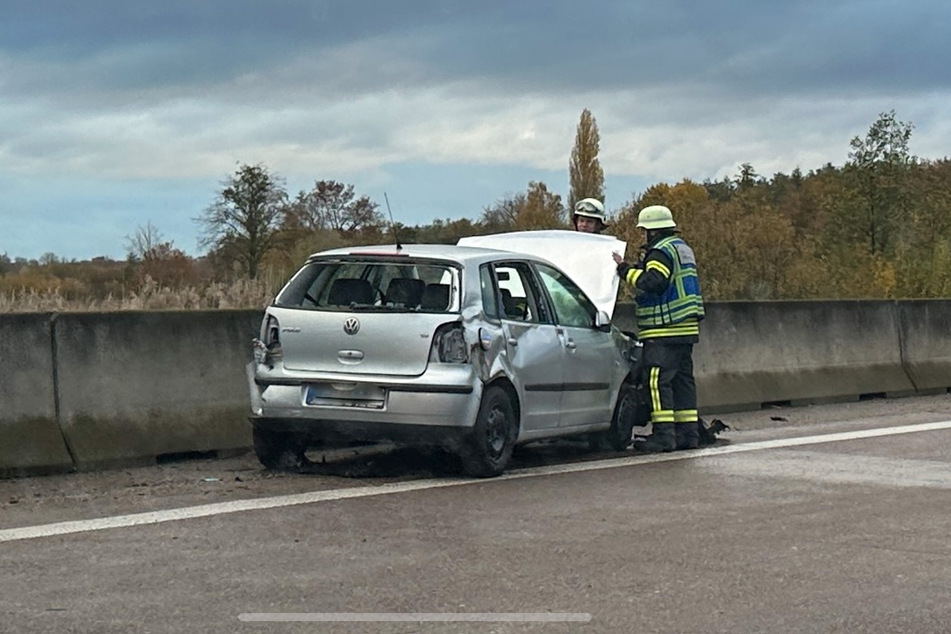 Der VW machte nach dem Unfall Bekanntschaft mit der Mittelleitplanke.