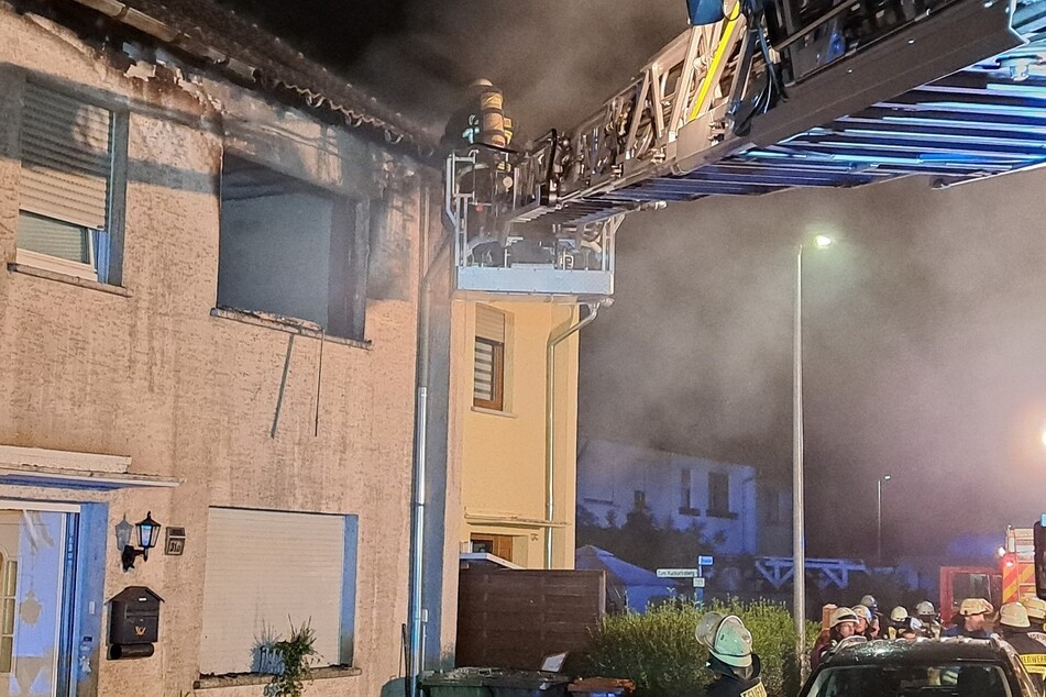 Die Feuerwehr konnte eine Person nur noch tot aus dem in Brand geratenen Wohnhaus bergen.
