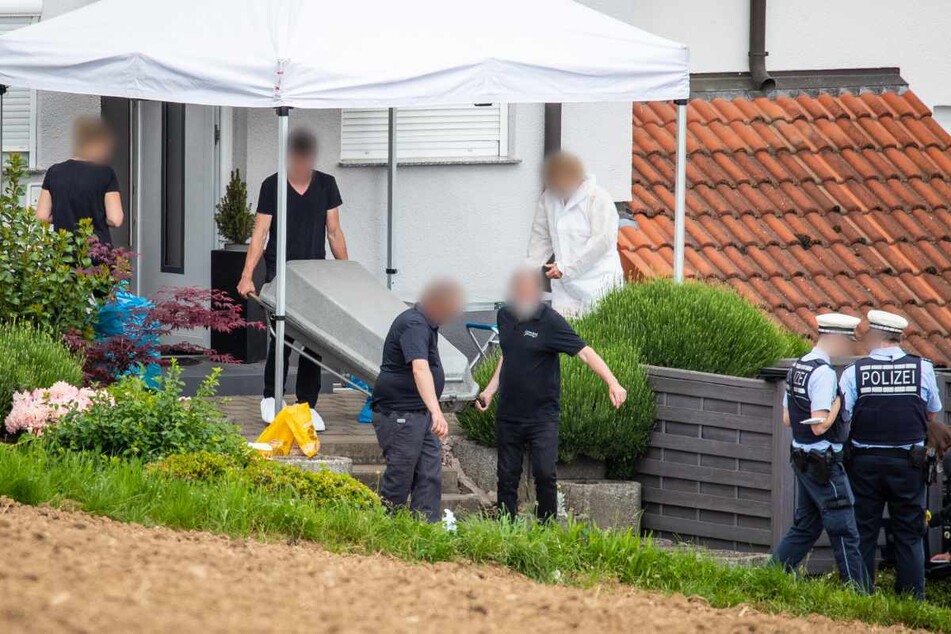 Eberdingen: Männer tragen einen Sarg aus einem Haus, in dem ein Mann mutmaßlich seine Frau, seine Tochter und sich selbst getötet hat.