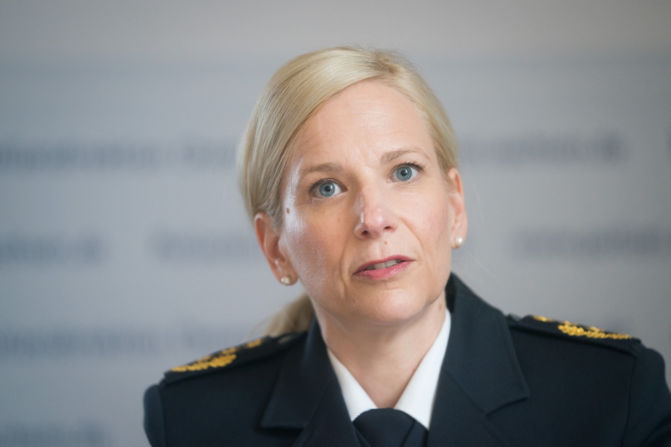 Polizeipräsidentin Sonja Penzel (48) bereitet sich trotz Demo-Verbots auf einen Einsatz vor.